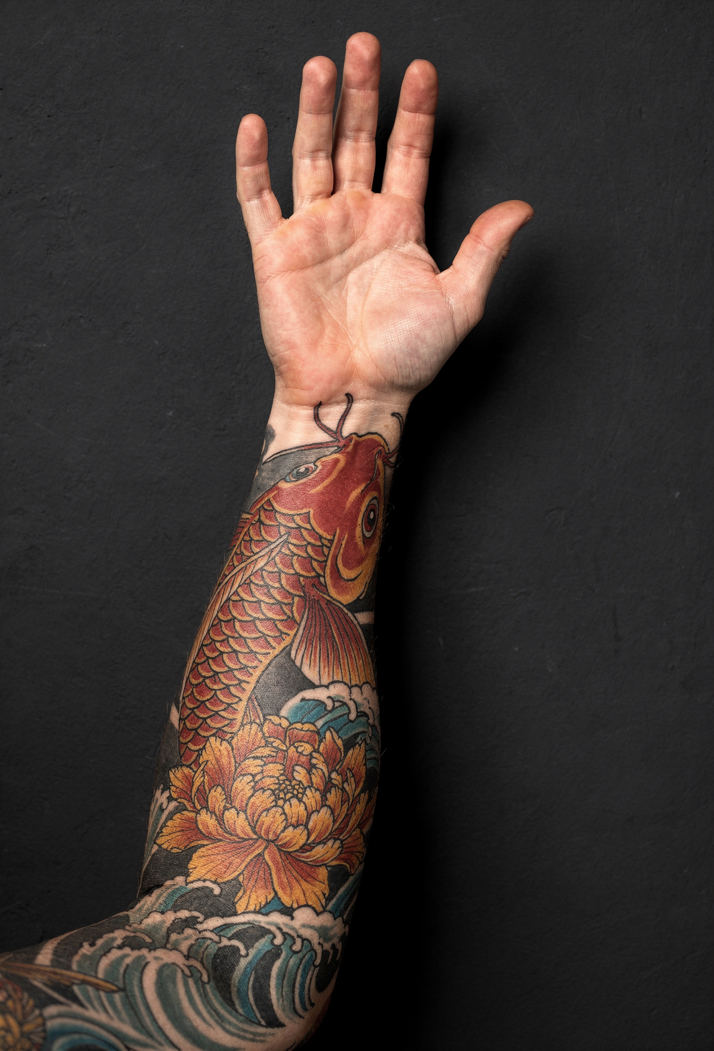 Neo-geleneksel tarzda tam kol kaplama dövme çalışması