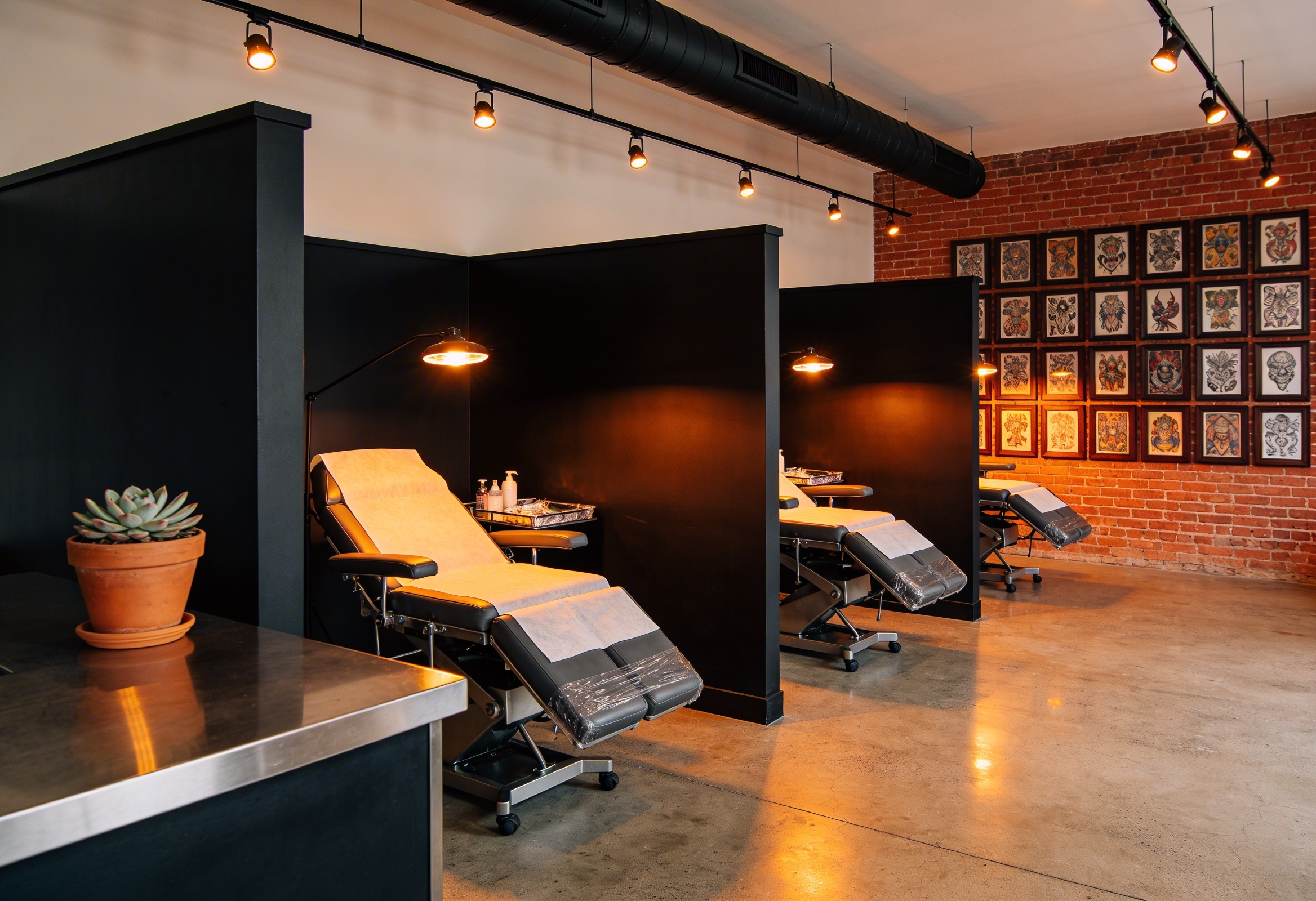 Modern dövme stüdyosunun sıcak aydınlatmalı iç mekan görüntüsü